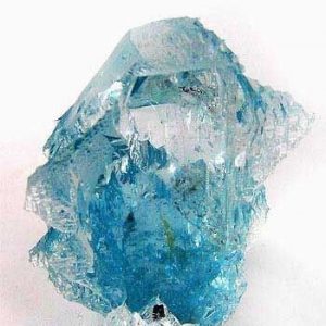 piedra topacio azul en su estado natural
