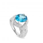 sortija oro blanco con piedra topacio azul cielo y pave de diamantes