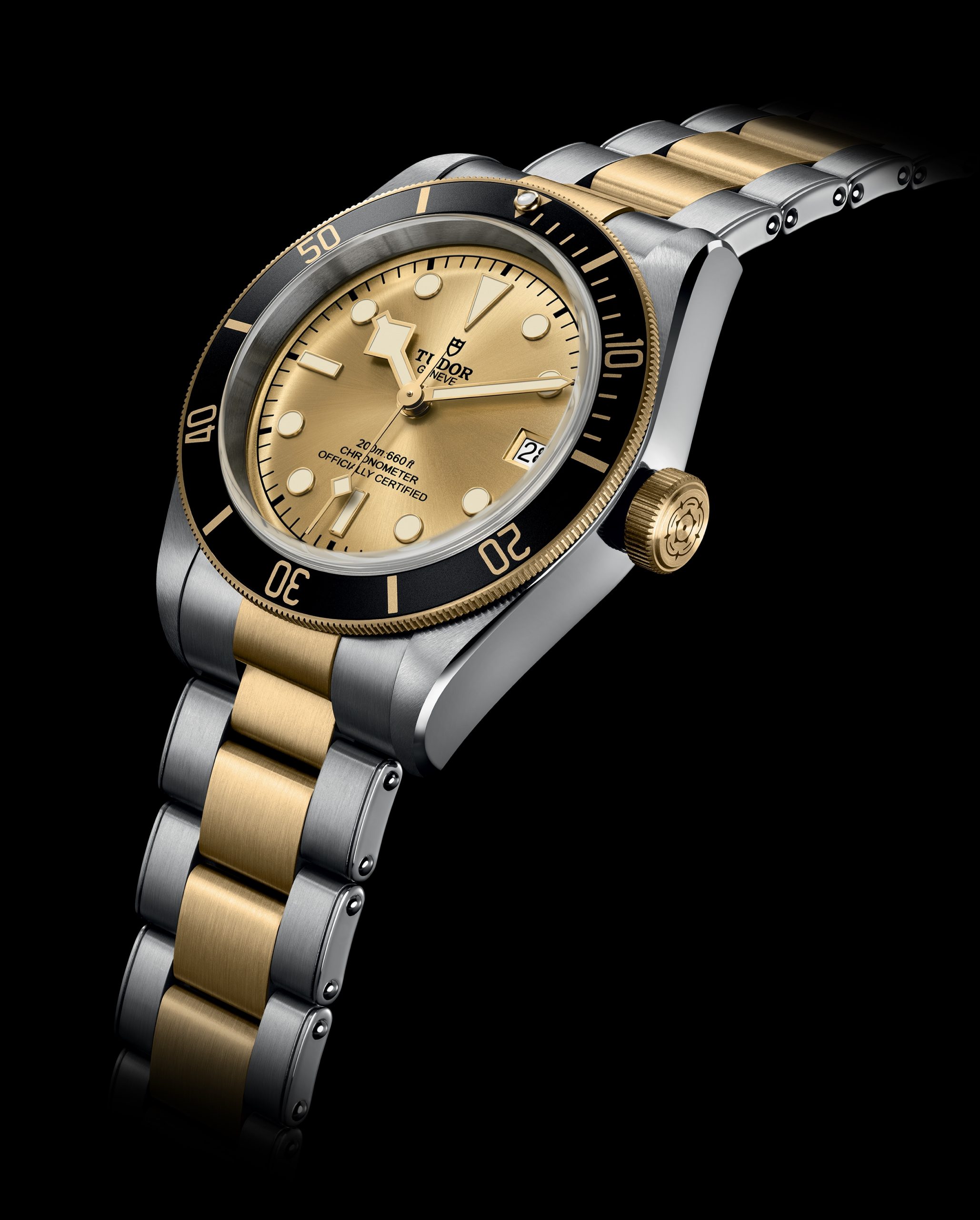 Reloj Black Bay de Tudor con esfera y corona doradas, bisel negro con los indices en dorado y brazalete acero y oro.