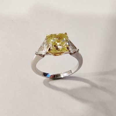 resultado final de sortija con diamanta fancy y dos diamantes en triangulo 