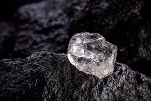 gran piedra diamante sobre rocas negras