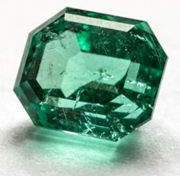 esmeralda de gran tamaño de color verde y perfectamente tallada