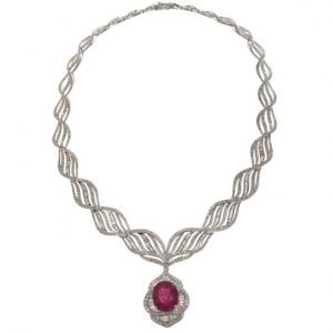 collar de rubí rojo profundo de oro blanco con diamantes