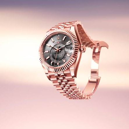 Reloj Rolex Oyster Perpetual Sky-Dweller sobre fondo rosa
