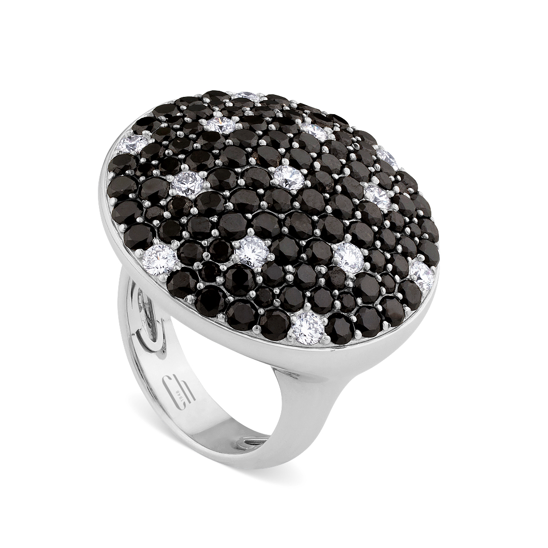 Sortija de oro blanco redonda con diamantes negros y blancos