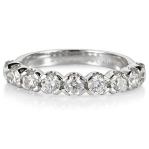 Sortija-media-alianza-oro-blanco-diamantes-brillantes-garras- Ref J5373SB_Chocrón Joyeros