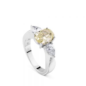 Sortija de oro blanco con diamantes y diamante fancy amarillo