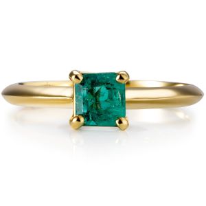 Sortija_royal_trilogy_oro_amarillo_esmerlda_vista_horizontal_Ref_J5848SB_Chocron_Joyeros