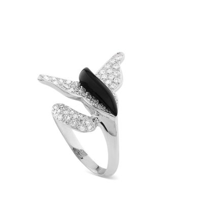 Sortija Mariposa de oro blanco con diamantes y onix