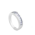Anillo de compromiso oro blanco y diamantes baguette en carril