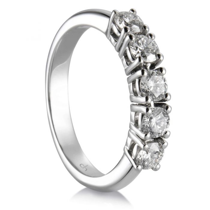 Media alianza de oro blanco con 5 diamantes en garra de 0 65