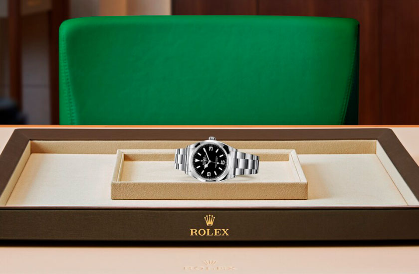 Presentación watchdesk reloj Rolex Explorer de acero Oystersteel y esfera negra en Chocrón Joyeros