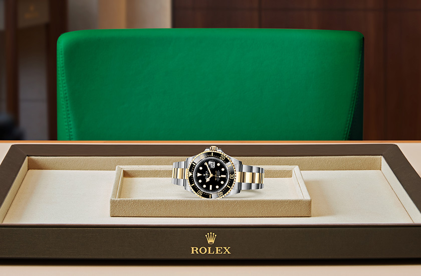 Presentación watchdesk reloj Rolex Sea-Dweller de acero Oystersteel, oro amarillo y esfera negra en Chocrón Joyeros
