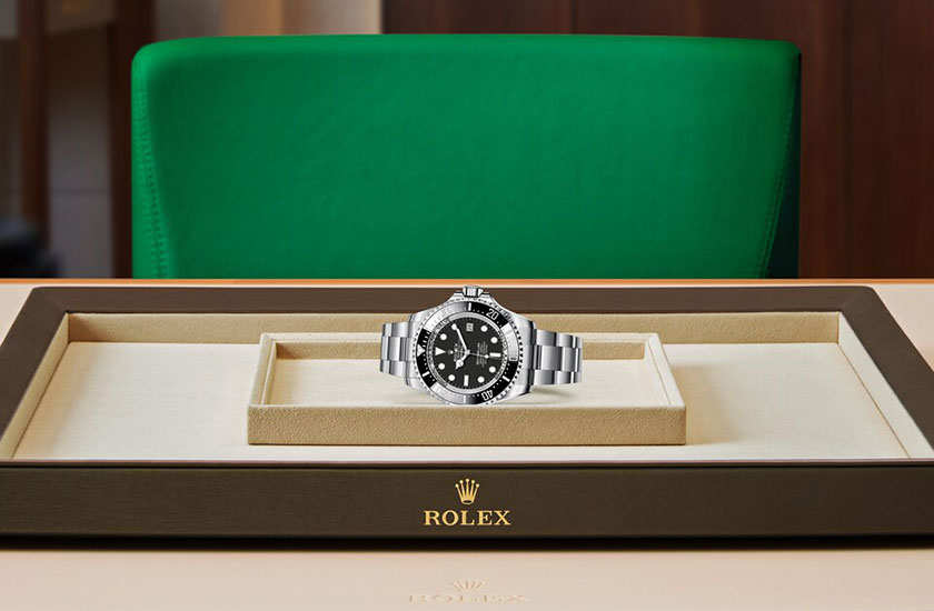 Presentación watchdesk reloj Rolex Deepsea de acero Oystersteel, y esfera negra en Chocrón Joyeros