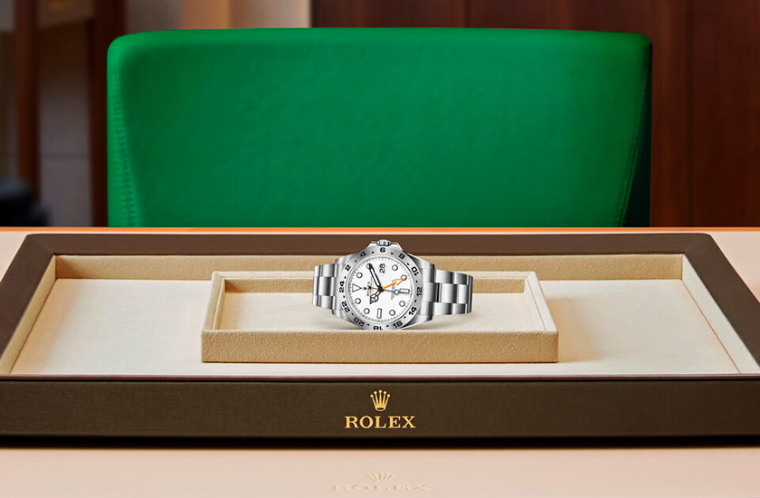 Presentación watchdesk reloj Rolex Explorer II de acero Oystersteel y esfera blanca en Chocrón Joyeros