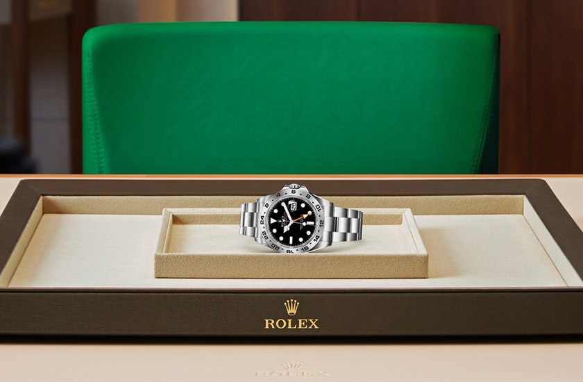 Presentación watchdesk reloj Rolex Explorer II de acero Oystersteel y esfera blanca en Chocrón Joyeros